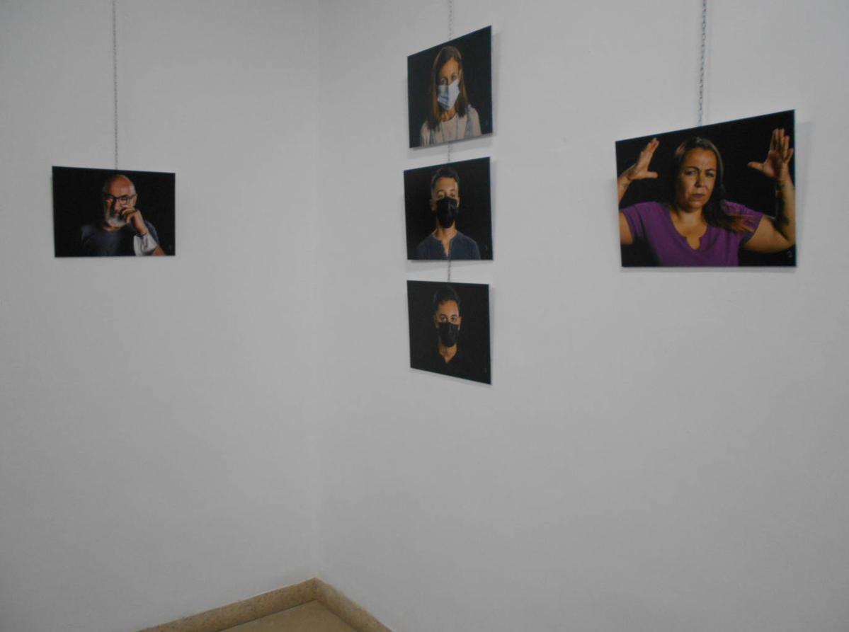 Conrado del Castillo firma las fotos de la exposición ideada por Ricardo Hurtado (dcha). 