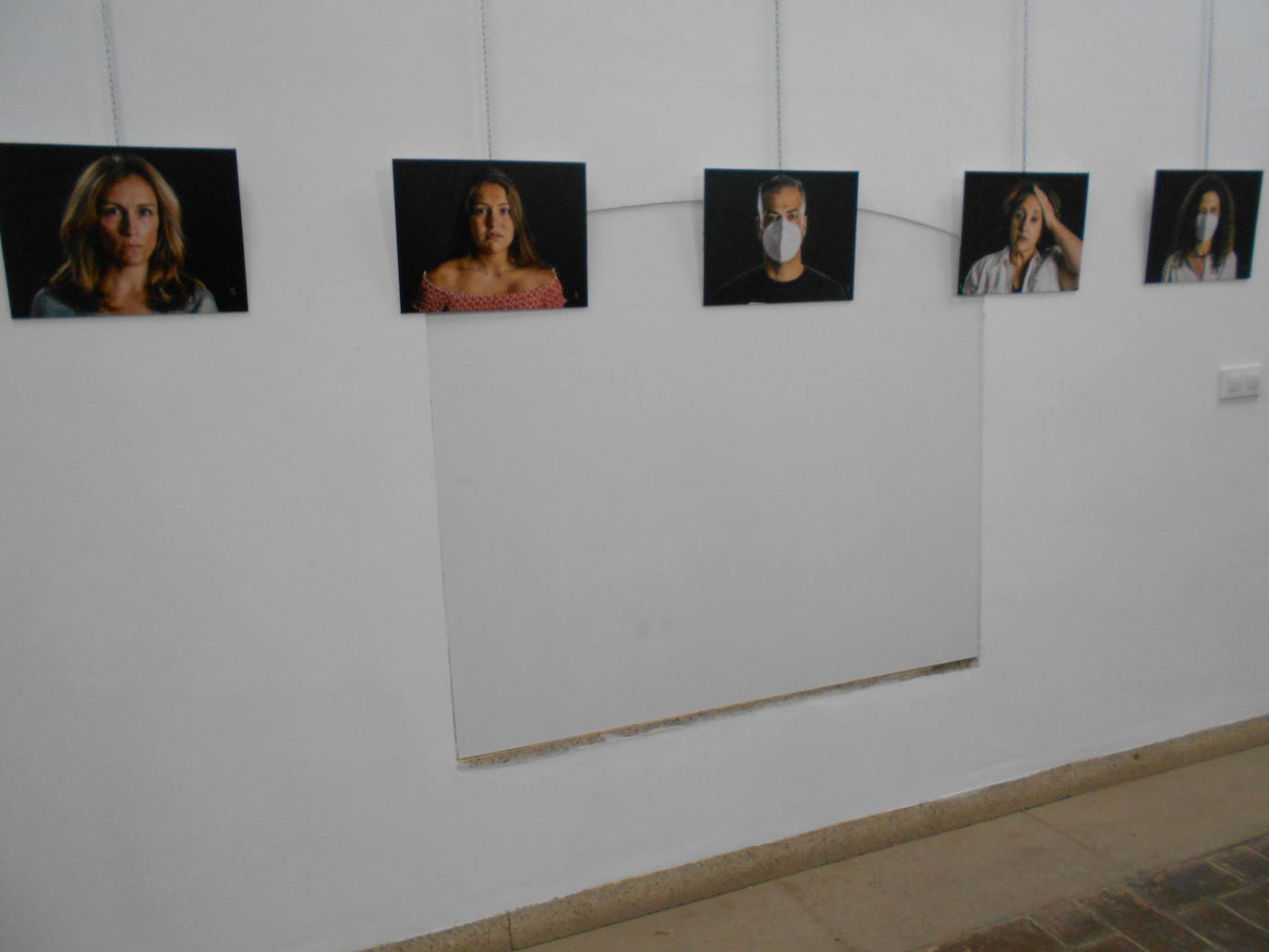 Conrado del Castillo firma las fotos de la exposición ideada por Ricardo Hurtado (dcha). 