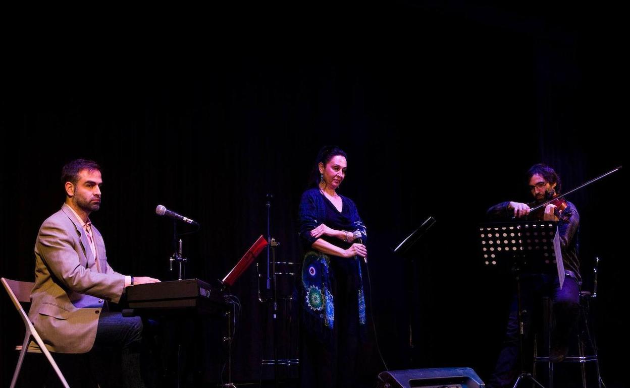 Mamen Navia y Juan Manuel García Navia en una actuación anterior en el teatro. 