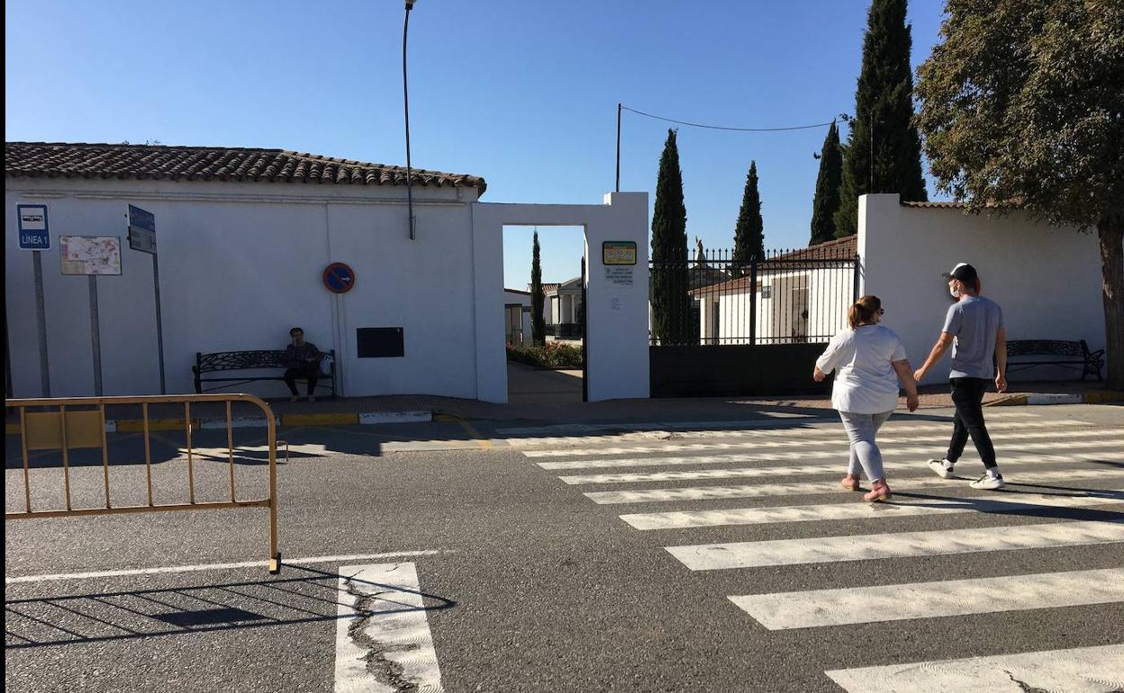 El PP también lamenta que no hubiera sillas ni megafonía en la misa del día de los difuntos. 