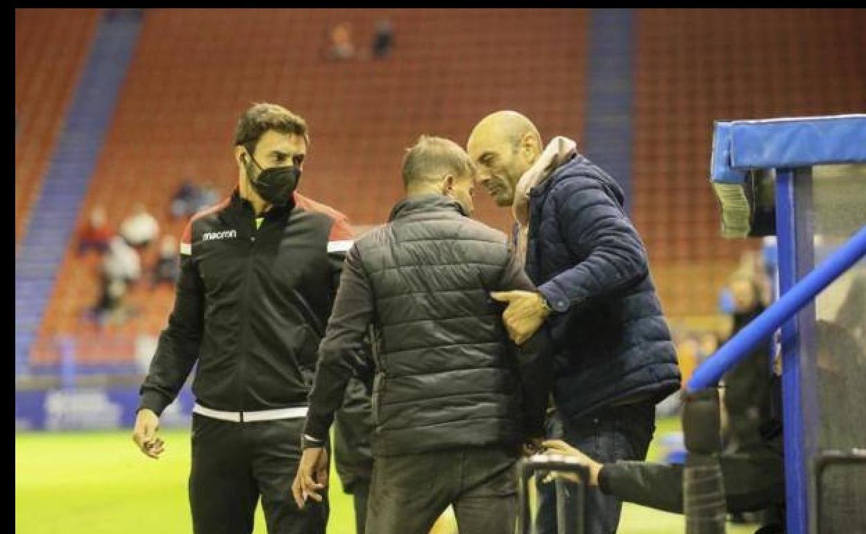 Pedro José tranquiliza a Manuel tras el incidente con Musa. 