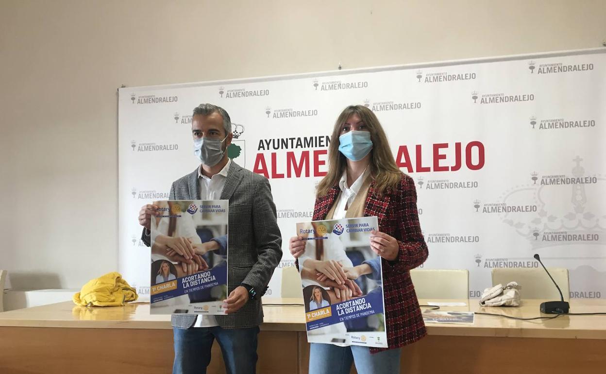 Carlos Arias, presidente de Rotary Almendralejo, junto a la concejala Isabel Ballesteros. 