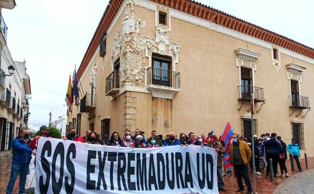 Las peñas han iniciado la manifestación en el Ayuntamiento y la han concluido en el Francisco de la Hera.