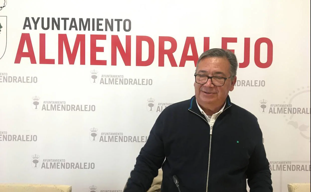 El alcalde de Almendralejo es José María Ramírez. 