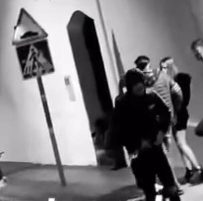 Imagen del hombre que sacó una pistola en la calle Luna. 