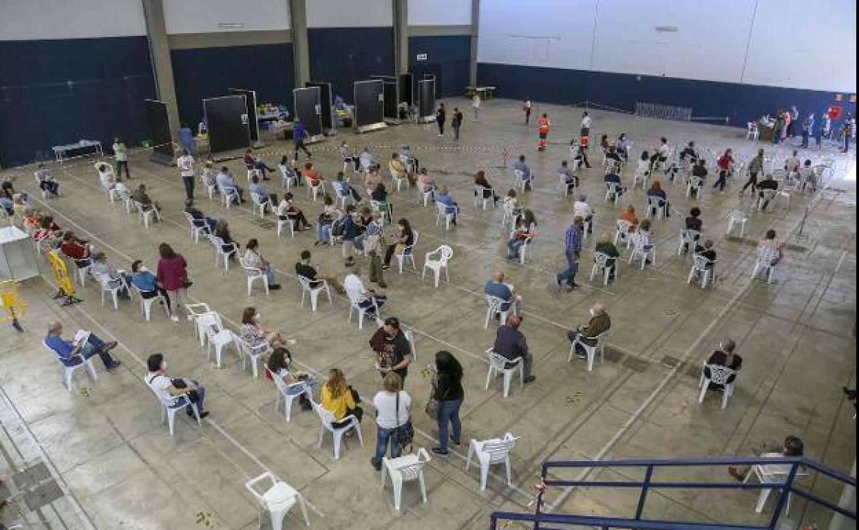 El SES hace un llamamiento para poner la tercera dosis a los mayores de 70 años en IFEME esta semana