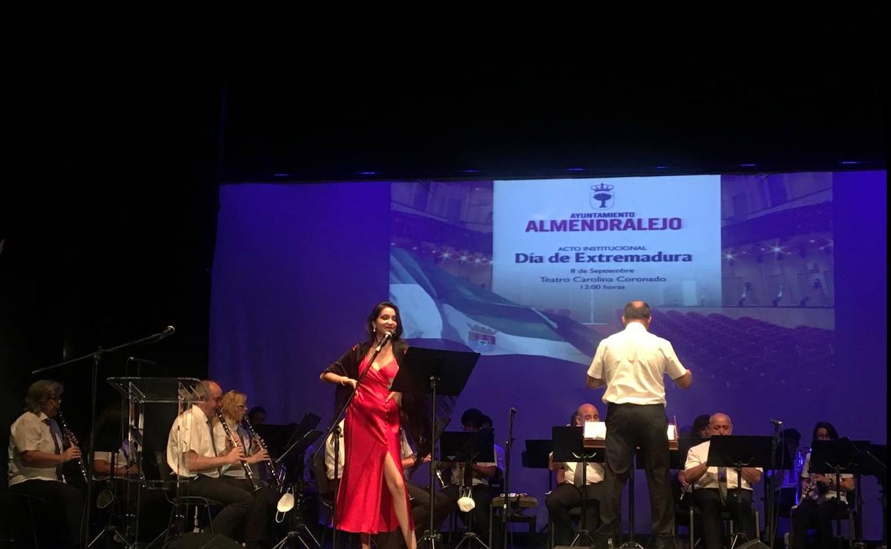 La artista almendralejense durante una actuación en el teatro. 