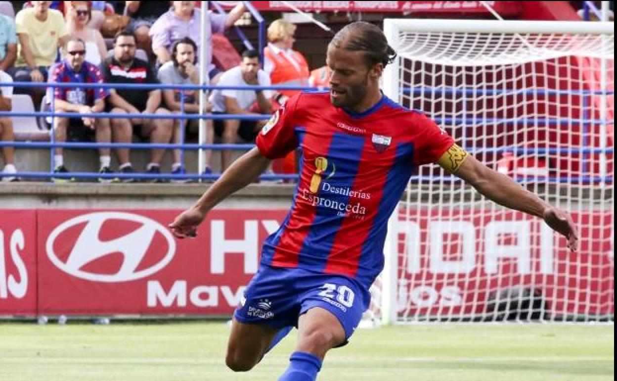 Aitor Fernández deja el fútbol