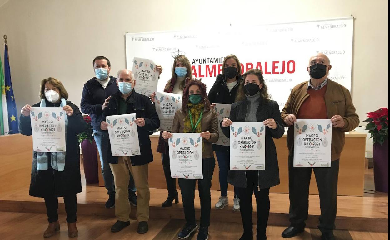 Las organizaciones no gubernamentales de la Plataforma Solidaria con el cartel de la campaña. 
