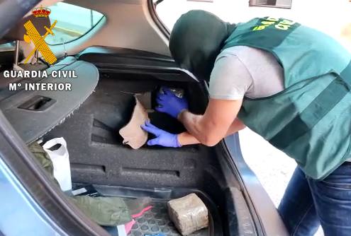 La droga se hallaba oculta en el maletero del vehículo interceptado. 