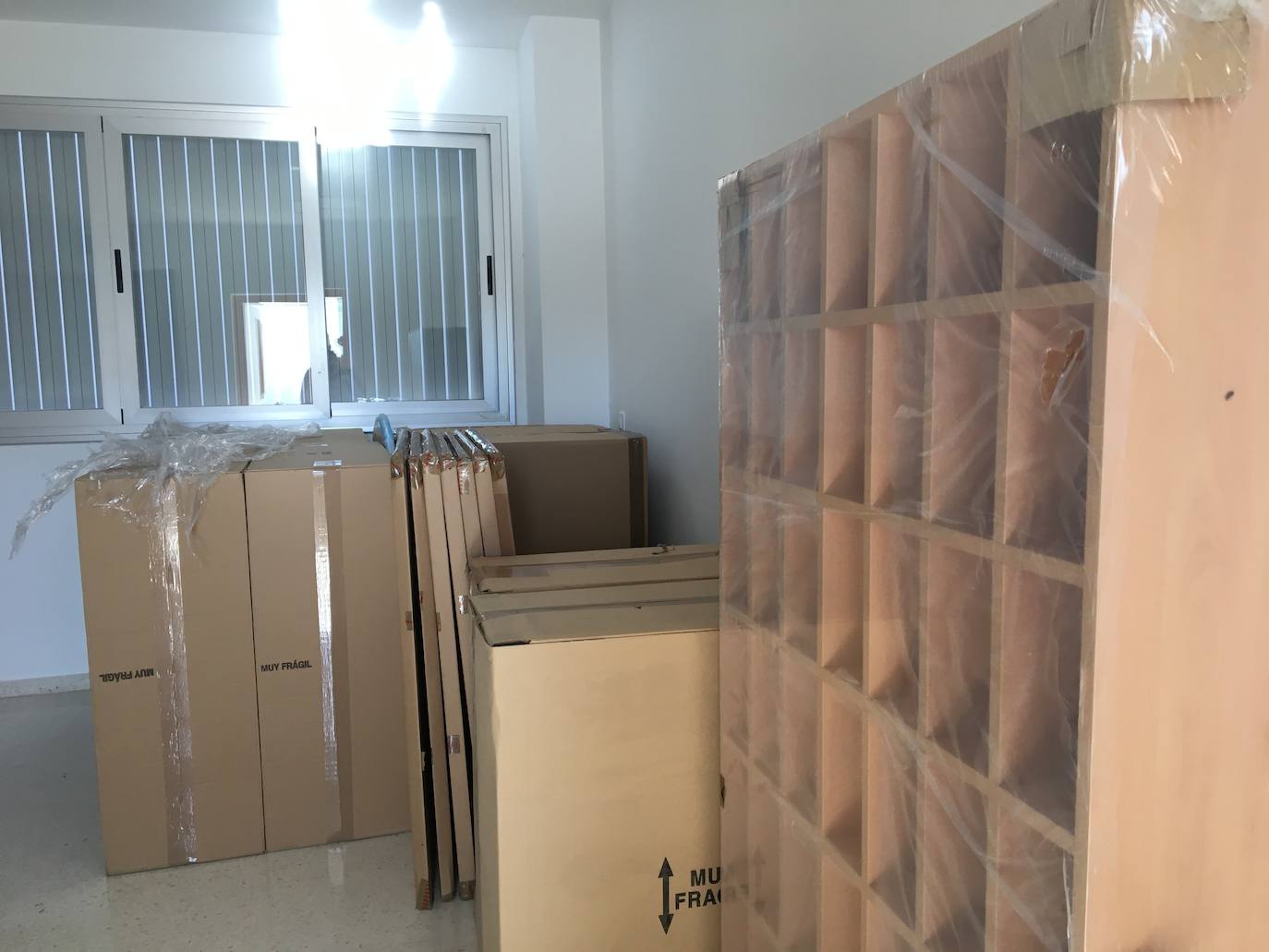 Imagen de una de las aulas con el mobiliario a estrenar preparado. 