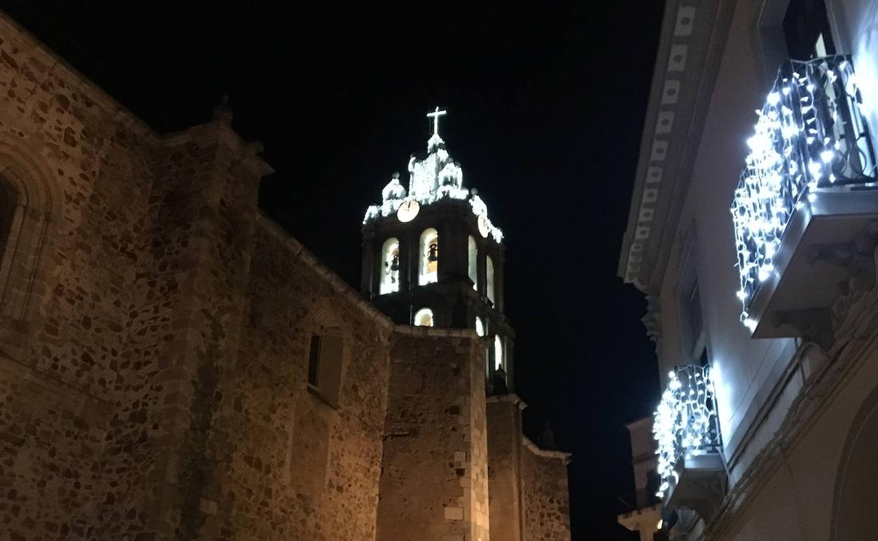 La torre de los Almendros vuelve a estar iluminada décadas después