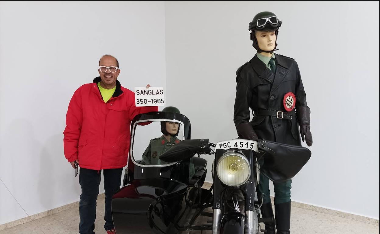 Raúl Morcillo junto a una moto Sanglas única en España, de 1965. 