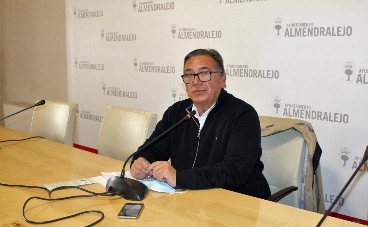 El alcalde pide prudencia a los almendralejenses ante la situación covid