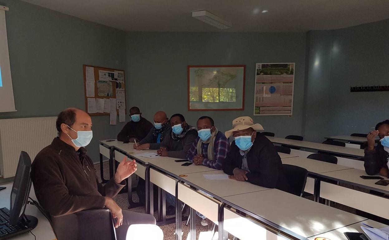 Profesores etíopes conocen técnicas agrícolas en el Centro Cultural Santa Ana
