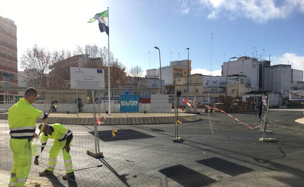 Comienzan a pintar los carriles de la plaza de Extremadura de Almendralejo