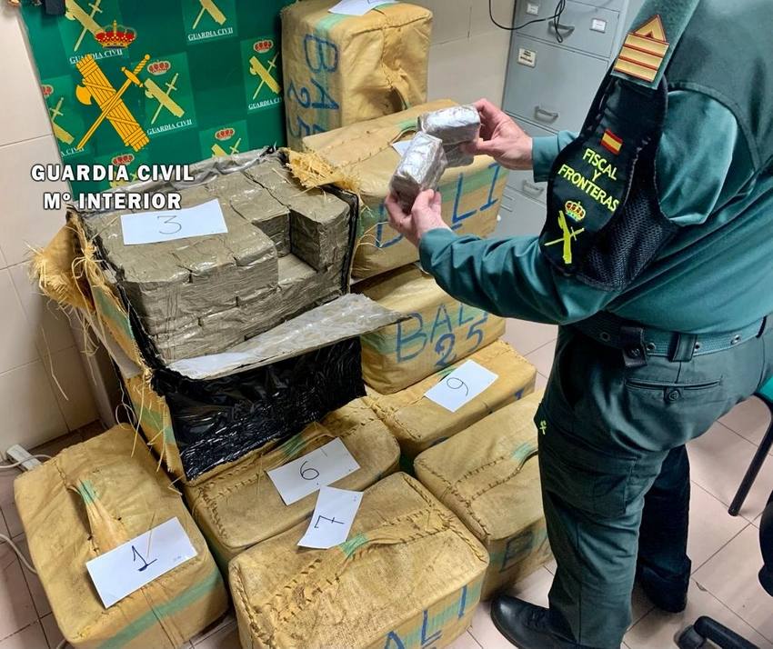 Hachís intervenido por la Guardia Civil. 