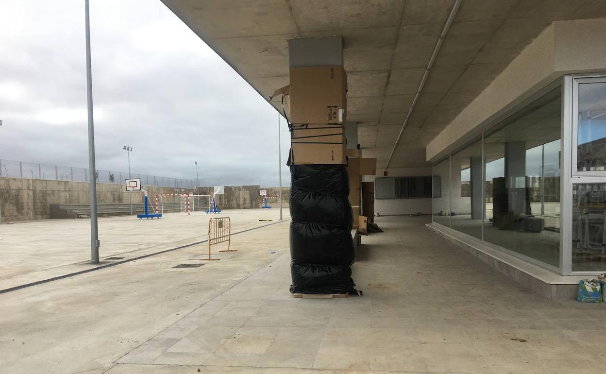 Los obreros continuaban ayer preparando los patios infantiles.