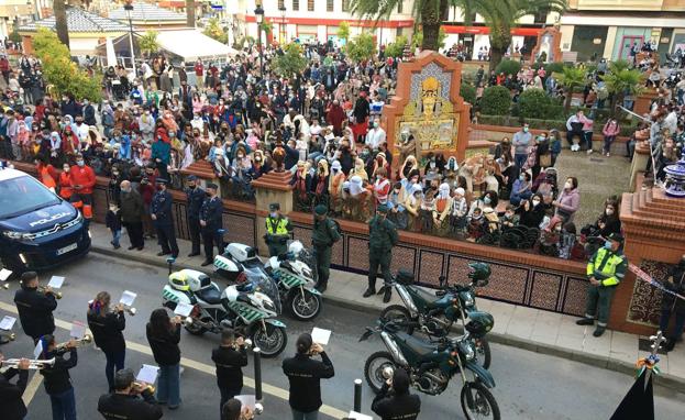 La agrupación de La Merced, agentes policiales y militares y caballistas participaron en la cabalgata.