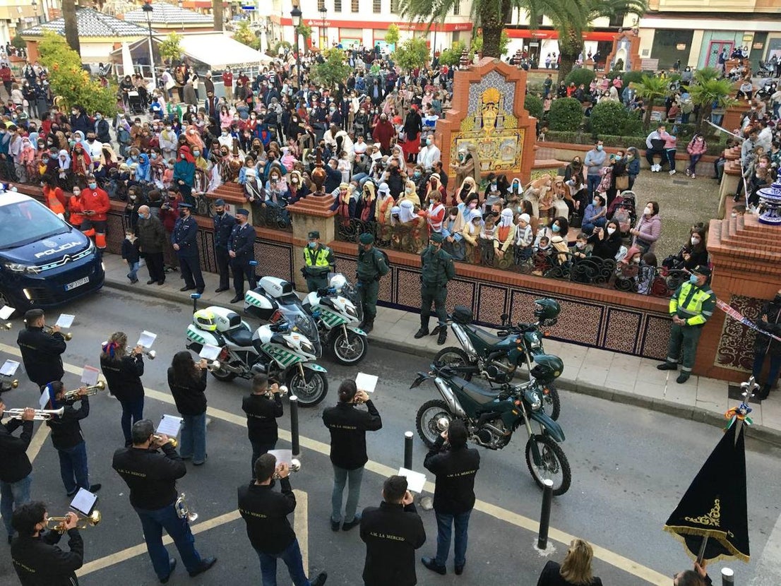 El heraldo de Barros llegó a la ciudad en lomos de un caballo y recibió las llaves de manos del alcalde. 