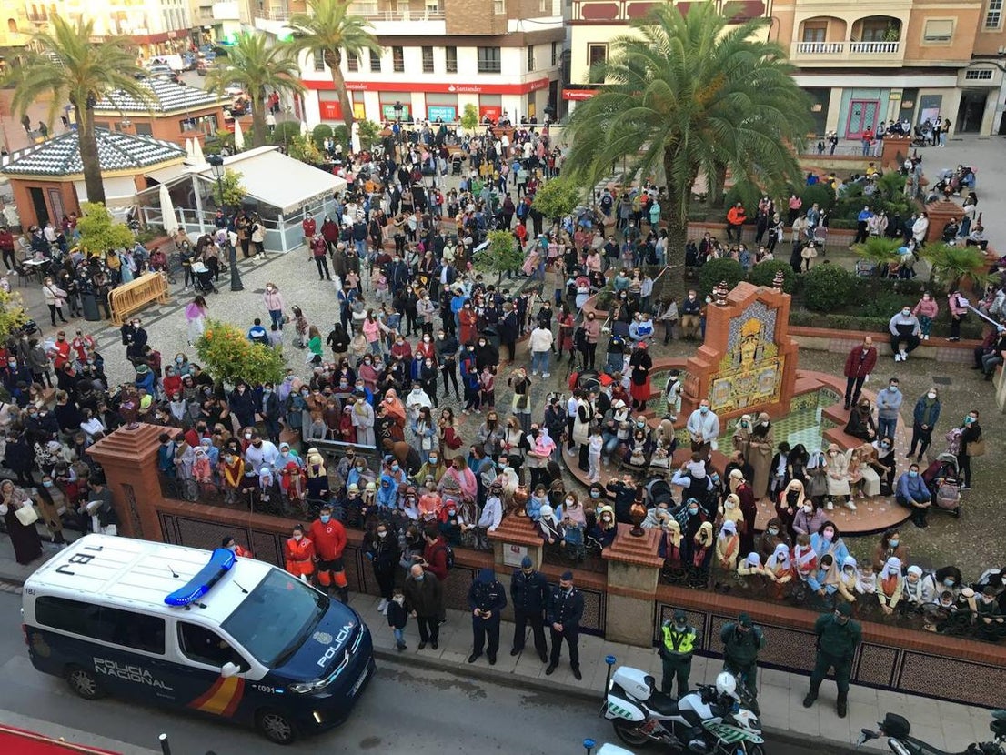 El heraldo de Barros llegó a la ciudad en lomos de un caballo y recibió las llaves de manos del alcalde. 