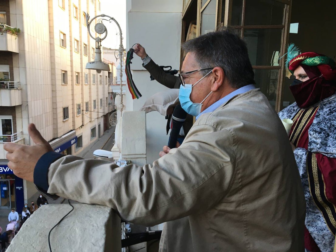 El heraldo de Barros llegó a la ciudad en lomos de un caballo y recibió las llaves de manos del alcalde. 