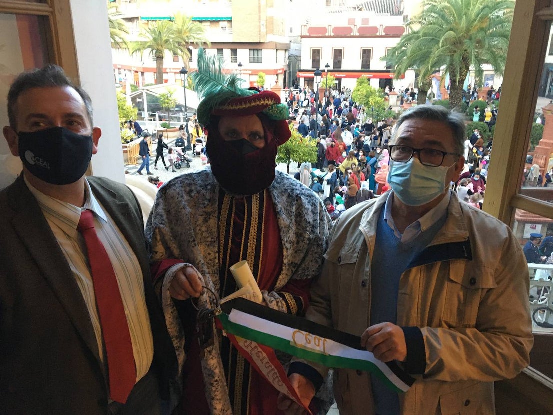 El heraldo de Barros llegó a la ciudad en lomos de un caballo y recibió las llaves de manos del alcalde. 