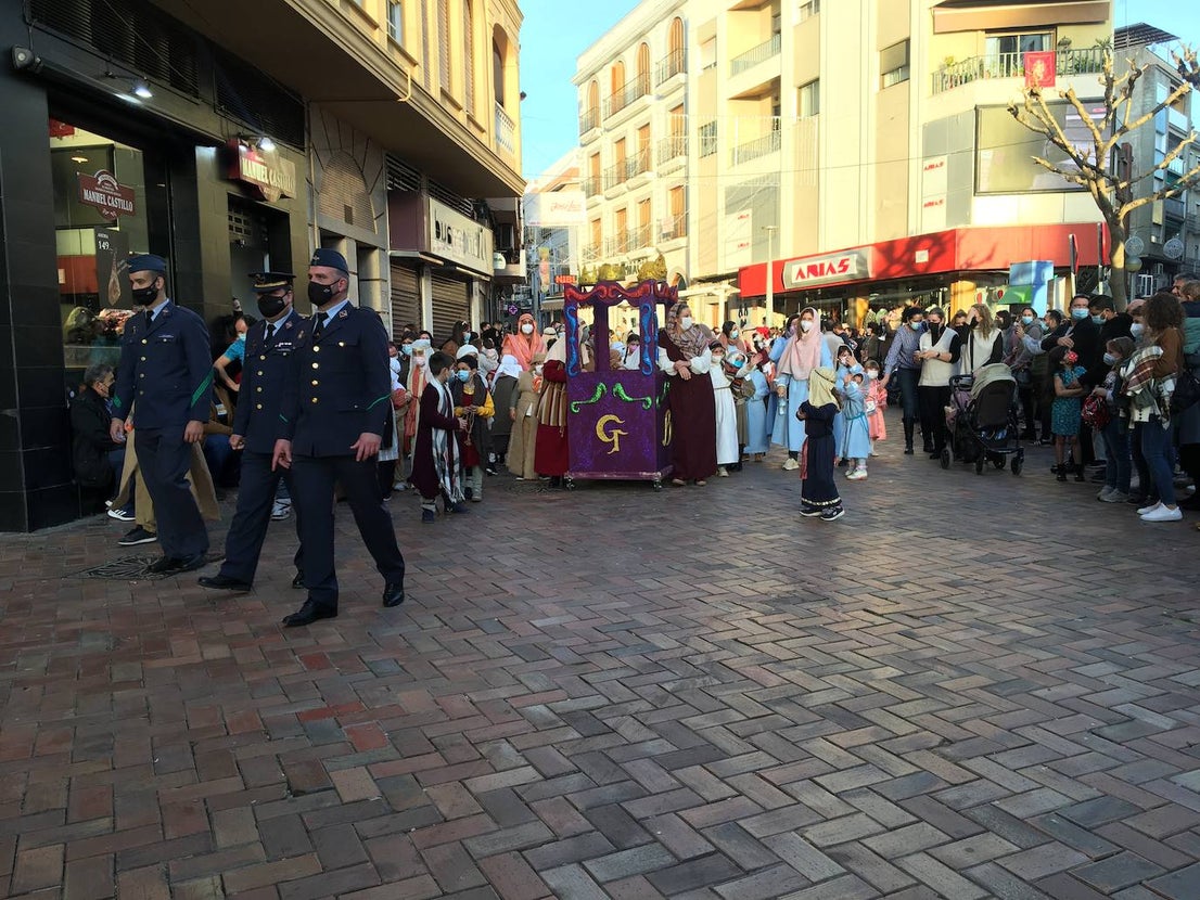 El heraldo de Barros llegó a la ciudad en lomos de un caballo y recibió las llaves de manos del alcalde. 