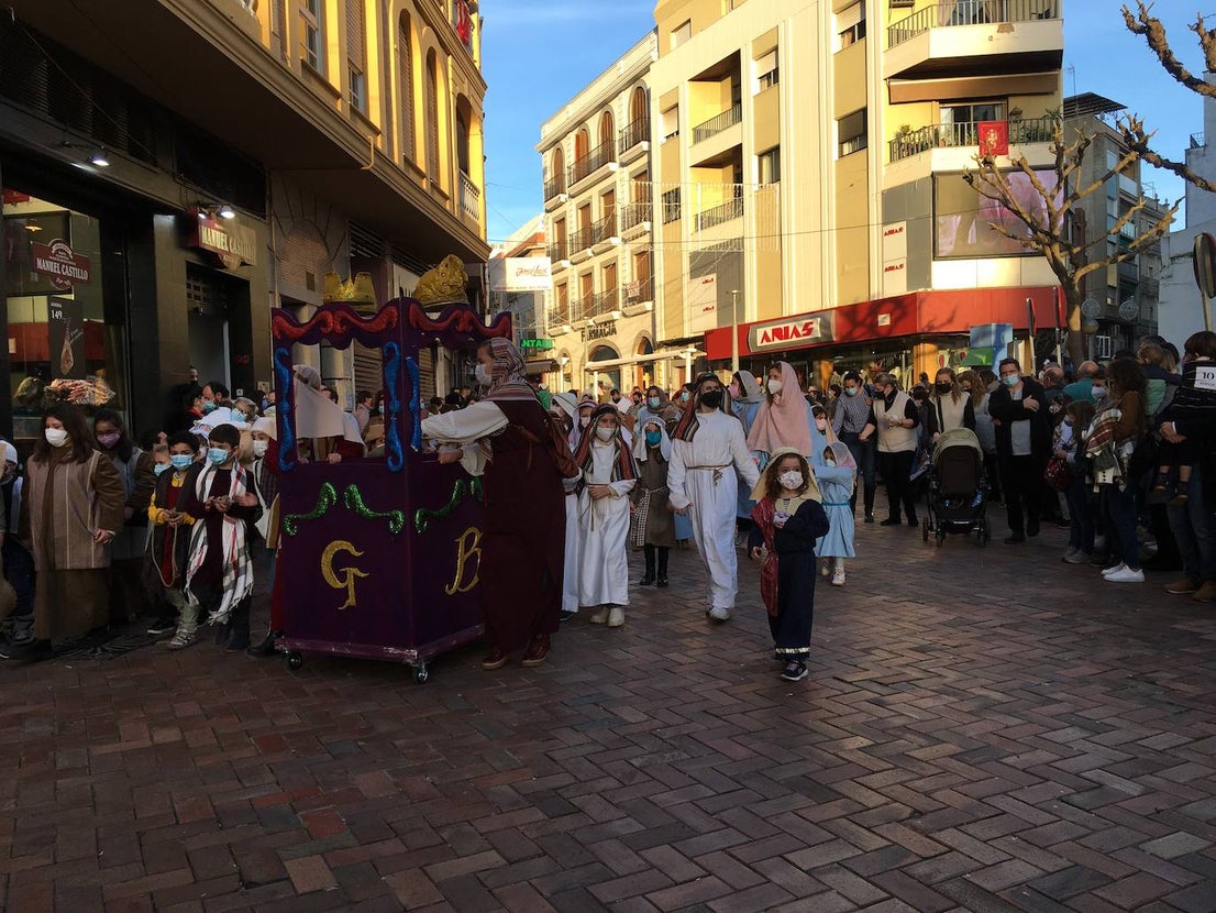 El heraldo de Barros llegó a la ciudad en lomos de un caballo y recibió las llaves de manos del alcalde. 