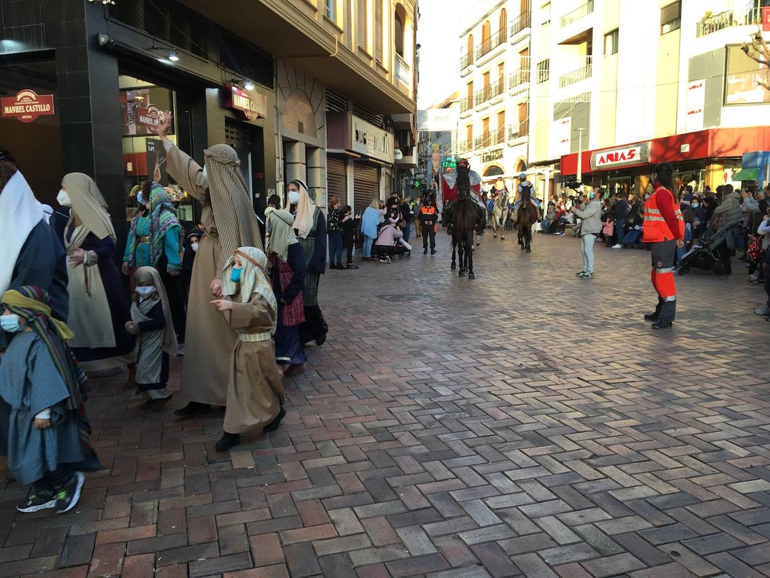 El heraldo de Barros llegó a la ciudad en lomos de un caballo y recibió las llaves de manos del alcalde. 