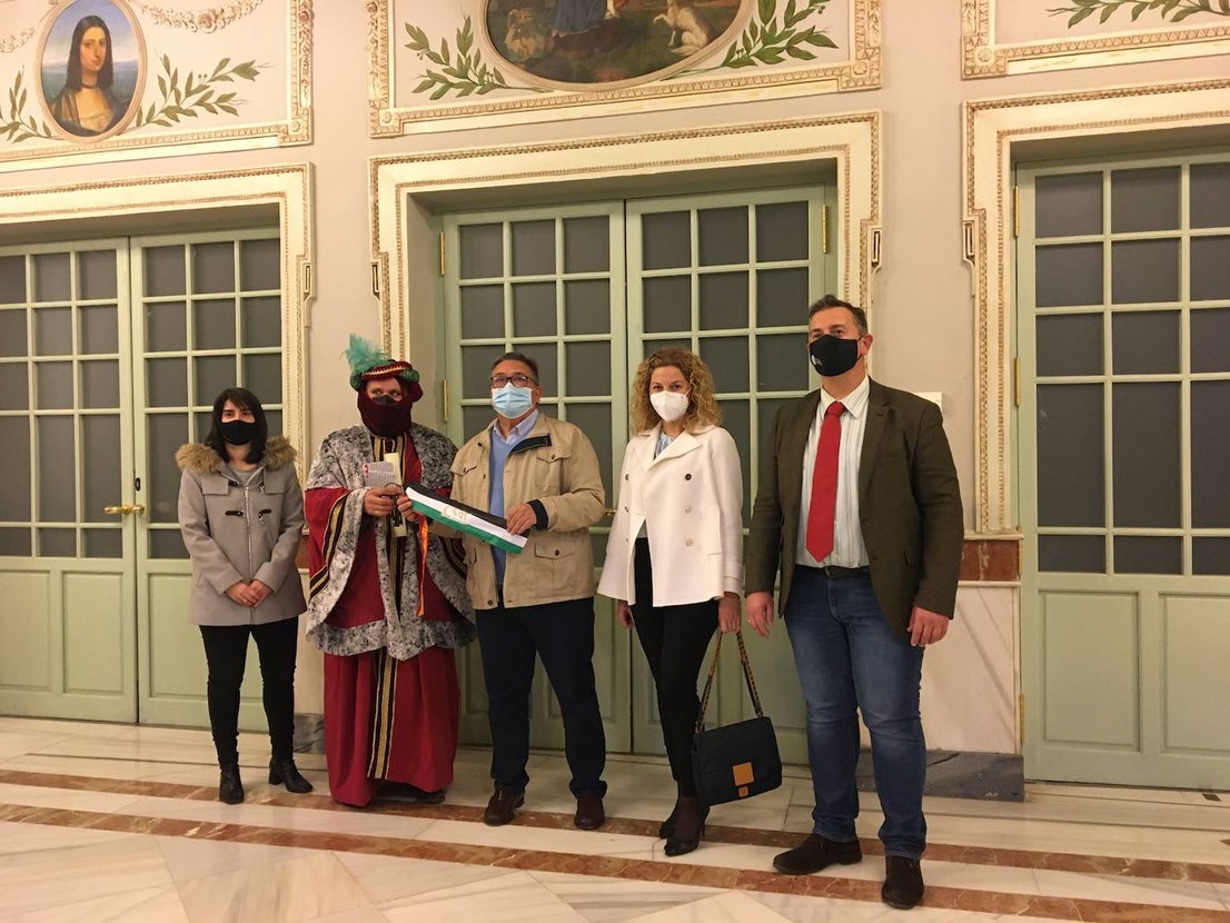 El heraldo de Barros llegó a la ciudad en lomos de un caballo y recibió las llaves de manos del alcalde. 