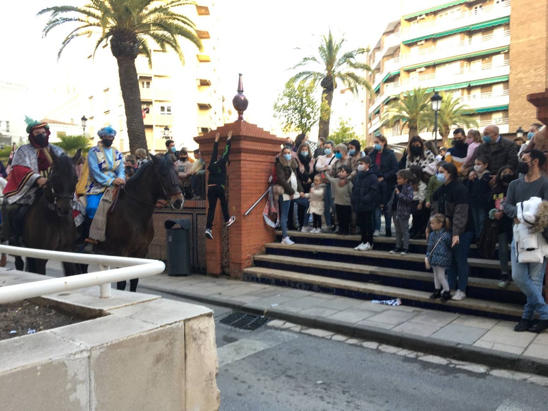El heraldo de Barros llegó a la ciudad en lomos de un caballo y recibió las llaves de manos del alcalde. 