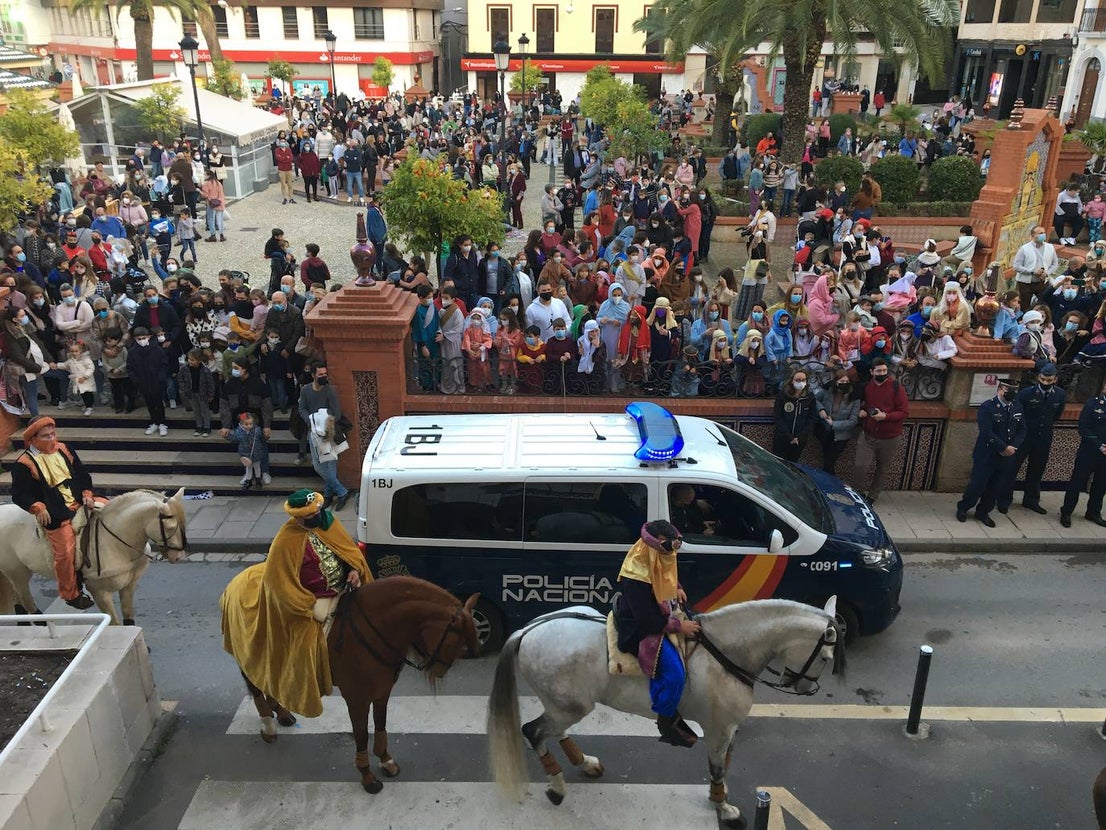 El heraldo de Barros llegó a la ciudad en lomos de un caballo y recibió las llaves de manos del alcalde. 