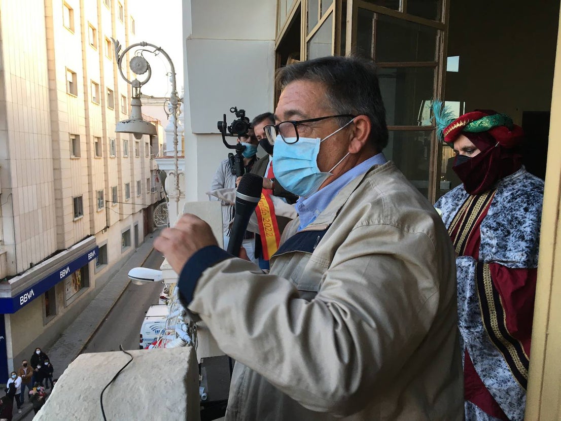 El heraldo de Barros llegó a la ciudad en lomos de un caballo y recibió las llaves de manos del alcalde. 