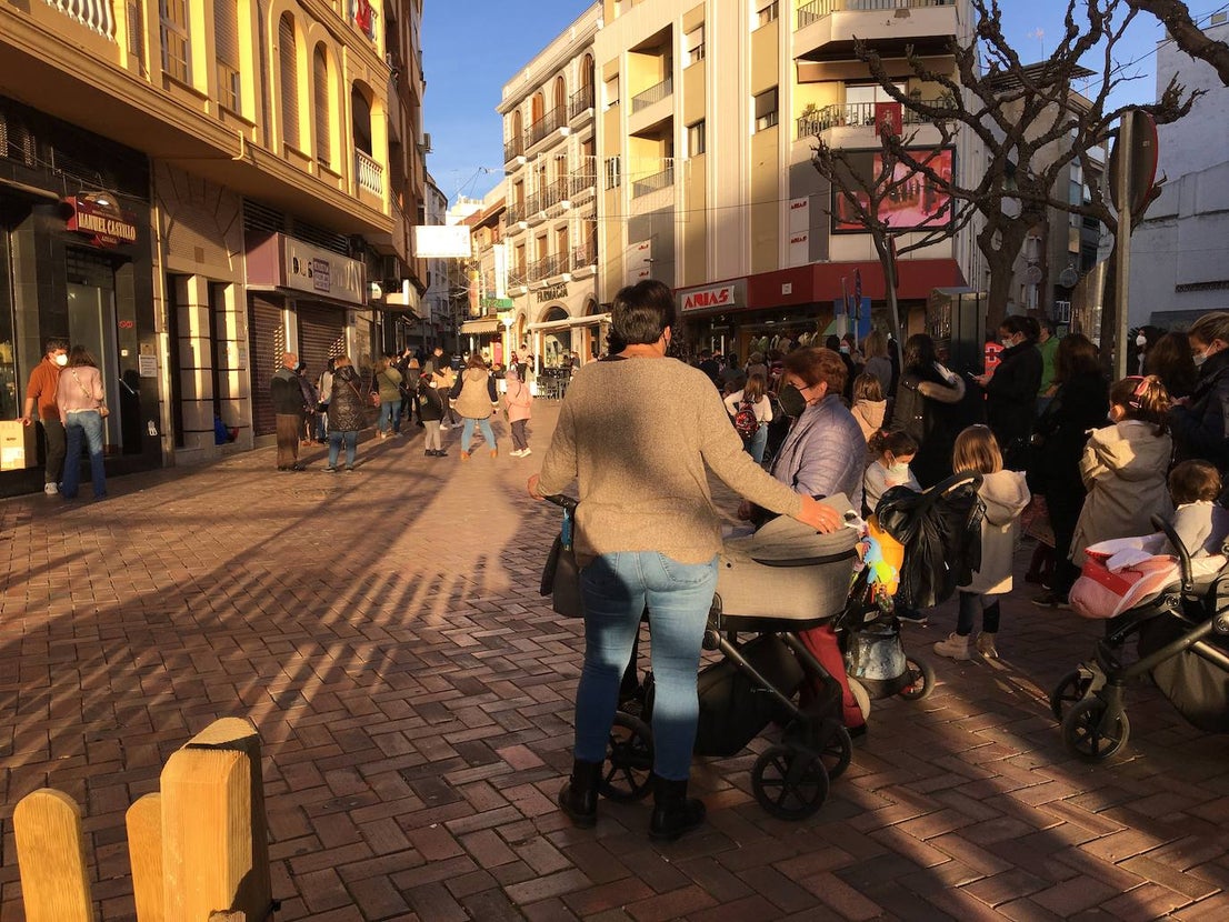 El heraldo de Barros llegó a la ciudad en lomos de un caballo y recibió las llaves de manos del alcalde. 