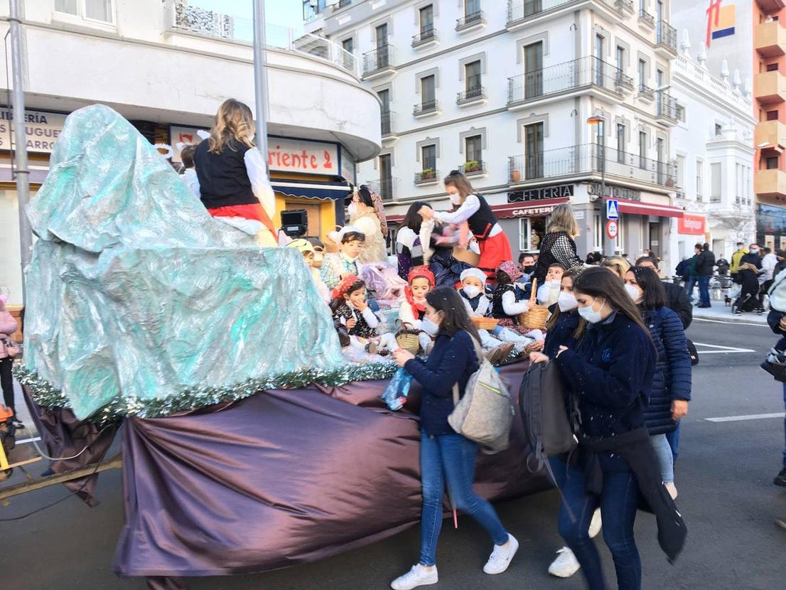 Veinte carrozas acompañaron este año a los Reyes Magos en Almendralejo. 