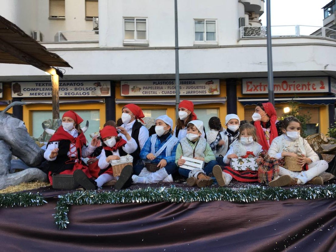 Veinte carrozas acompañaron este año a los Reyes Magos en Almendralejo. 