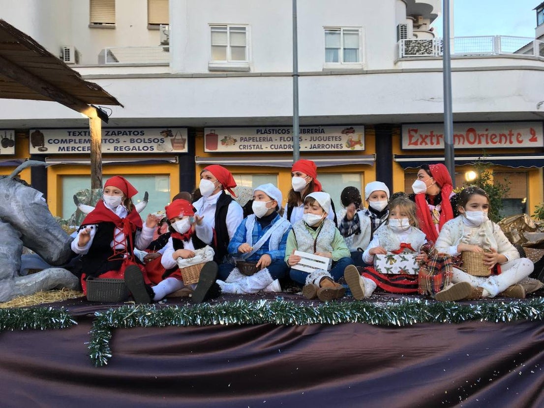 Veinte carrozas acompañaron este año a los Reyes Magos en Almendralejo. 