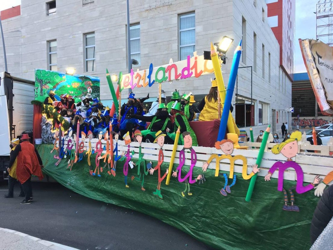 Veinte carrozas acompañaron este año a los Reyes Magos en Almendralejo. 
