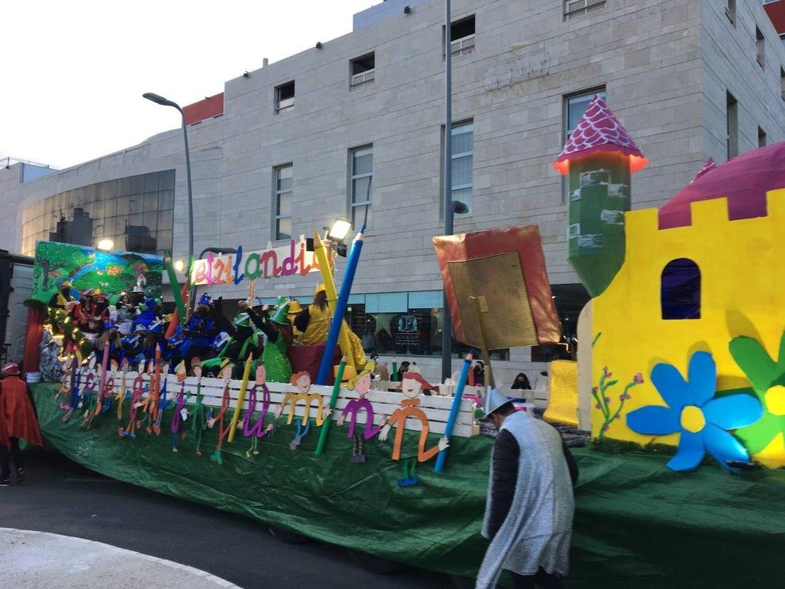 Veinte carrozas acompañaron este año a los Reyes Magos en Almendralejo. 