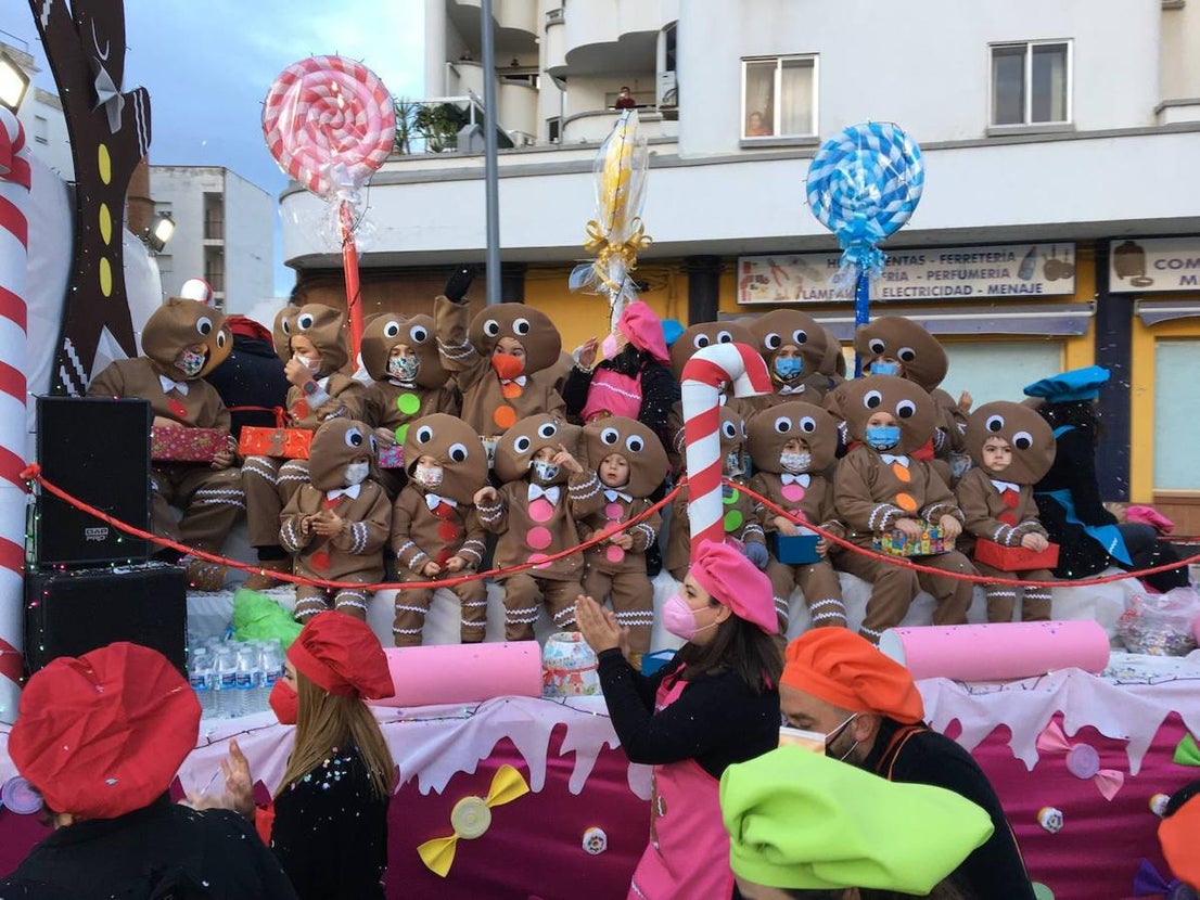 Veinte carrozas acompañaron este año a los Reyes Magos en Almendralejo. 
