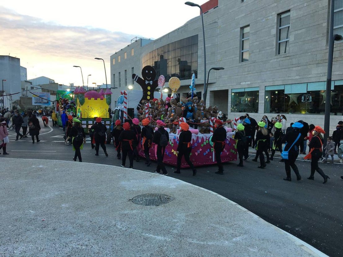 Veinte carrozas acompañaron este año a los Reyes Magos en Almendralejo. 