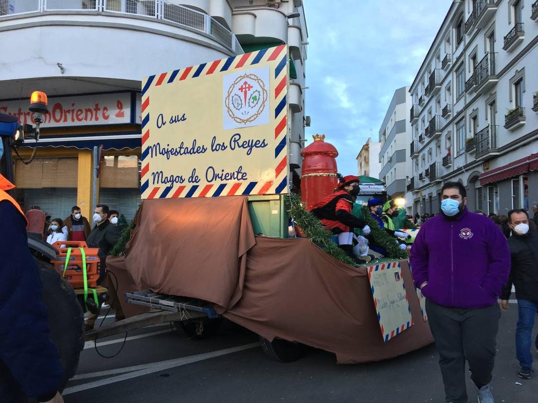 Veinte carrozas acompañaron este año a los Reyes Magos en Almendralejo. 