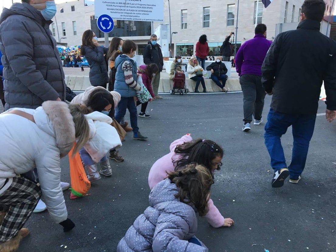 Veinte carrozas acompañaron este año a los Reyes Magos en Almendralejo. 