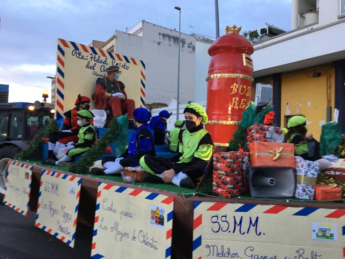 Veinte carrozas acompañaron este año a los Reyes Magos en Almendralejo. 