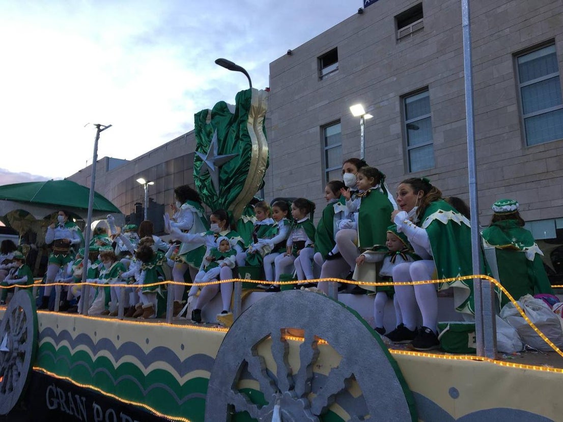 Veinte carrozas acompañaron este año a los Reyes Magos en Almendralejo. 