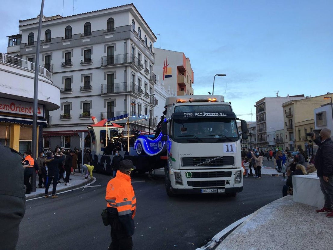 Veinte carrozas acompañaron este año a los Reyes Magos en Almendralejo. 