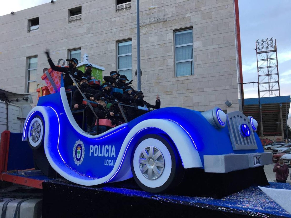 Veinte carrozas acompañaron este año a los Reyes Magos en Almendralejo. 