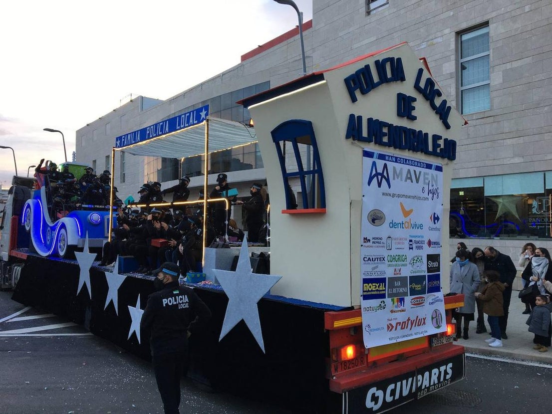 Veinte carrozas acompañaron este año a los Reyes Magos en Almendralejo. 