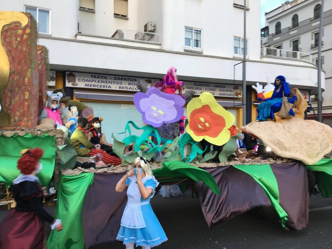 Veinte carrozas acompañaron este año a los Reyes Magos en Almendralejo. 